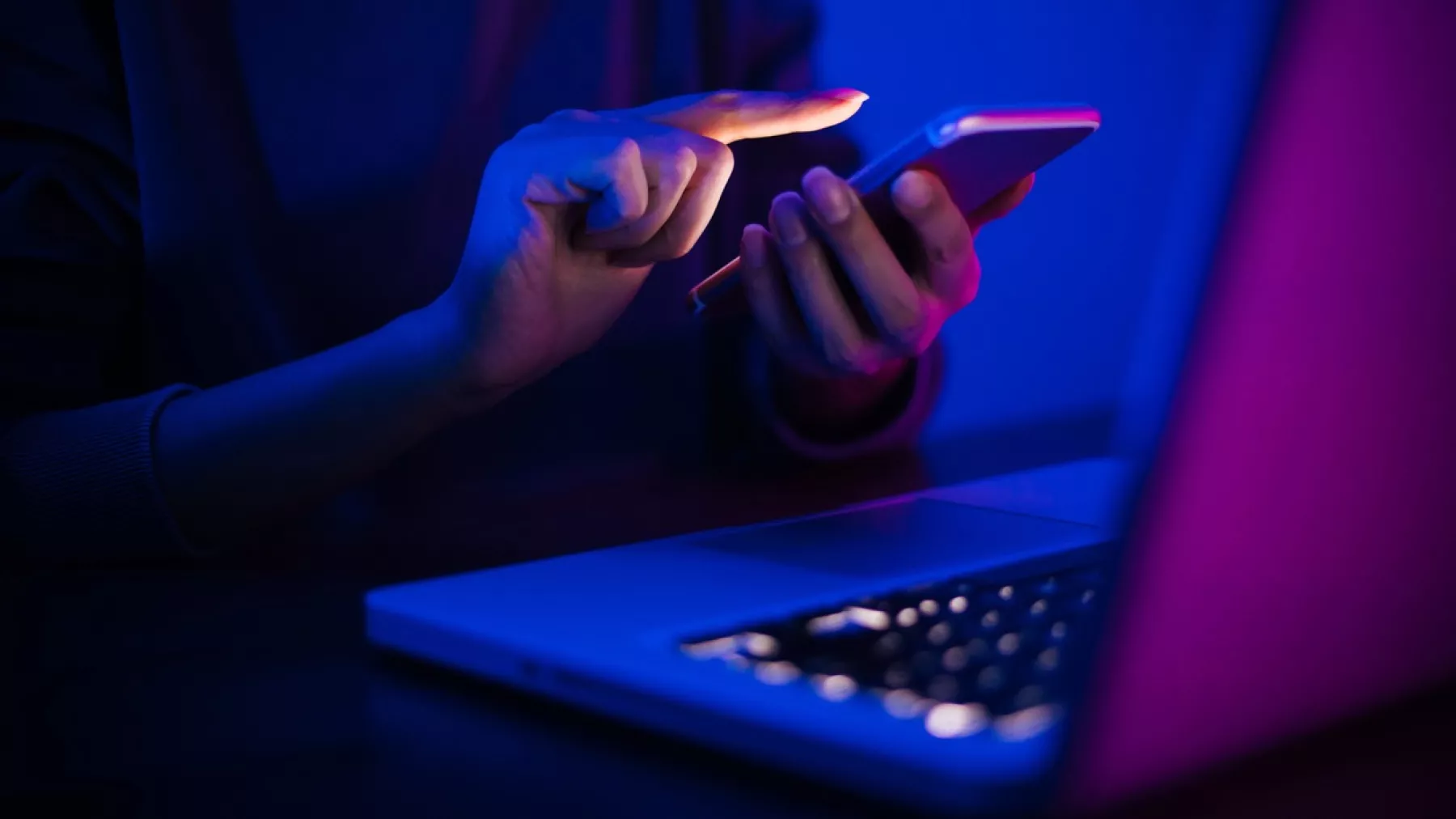 Las recargas móviles han abierto un mercado negro en las plataformas digitales.