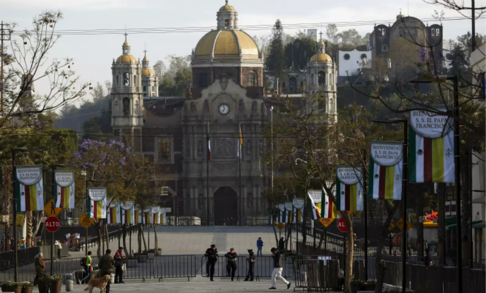 El papa visitará la Basílica, que ya se encuentra resguardada, este sábado.