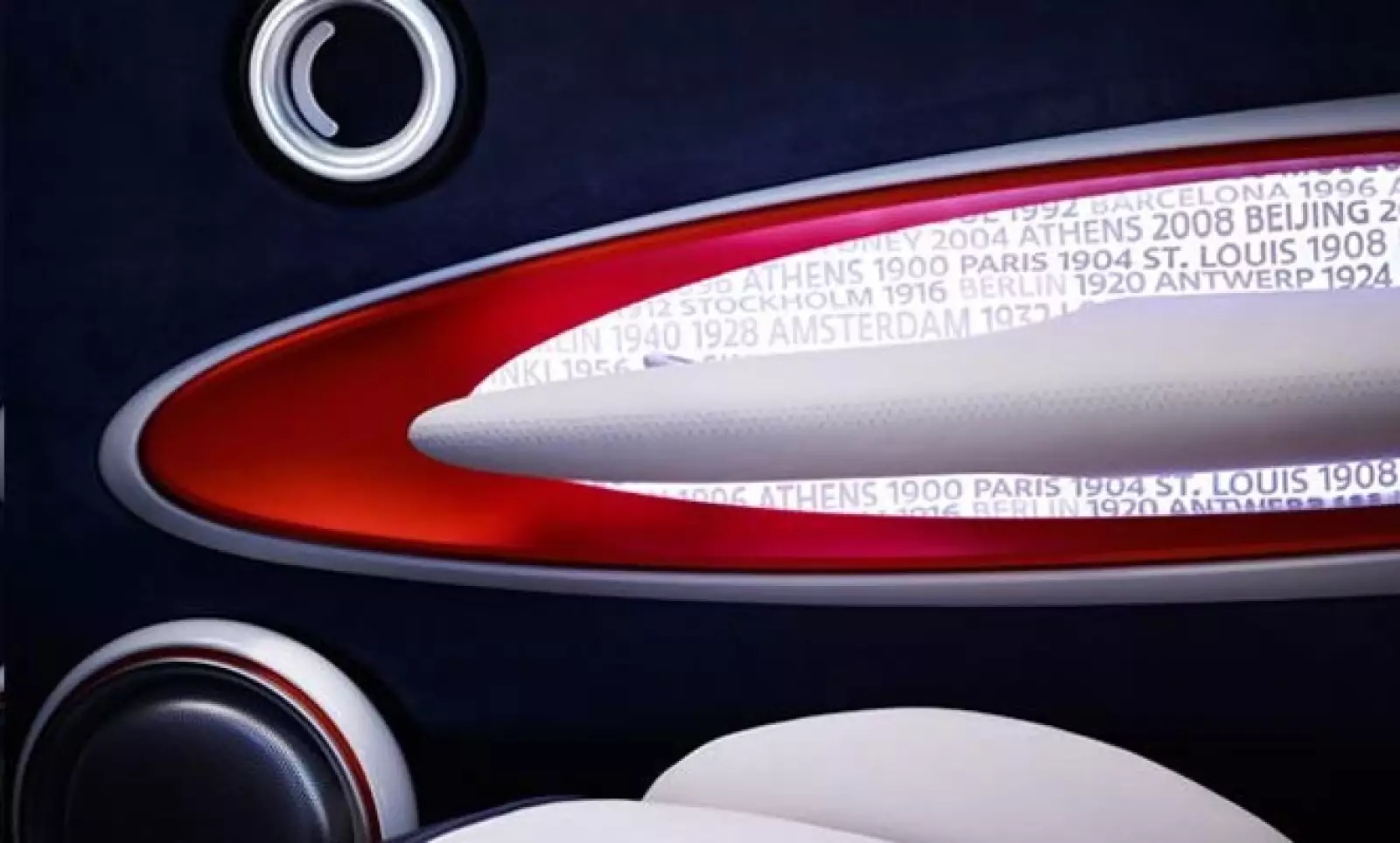 La parrilla cuenta con una estructura formada por logos de la marca en color rojo metálico contrastado con blanco.