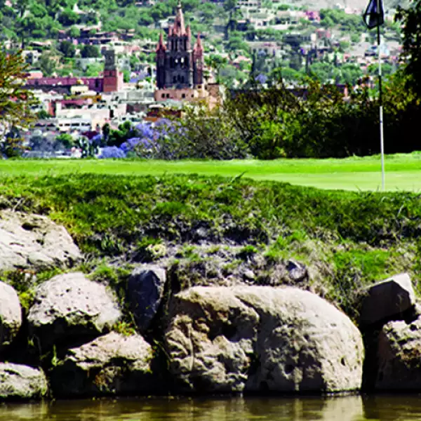 Ventanas de San Miguel Golf & Resort: Desde el hoyo 18 se ve a lo lejos, como un guiño para cualquier golfista, la rosada Parroquia de San Miguel Arcángel. Hay que concentrarse para acertar y dirig...