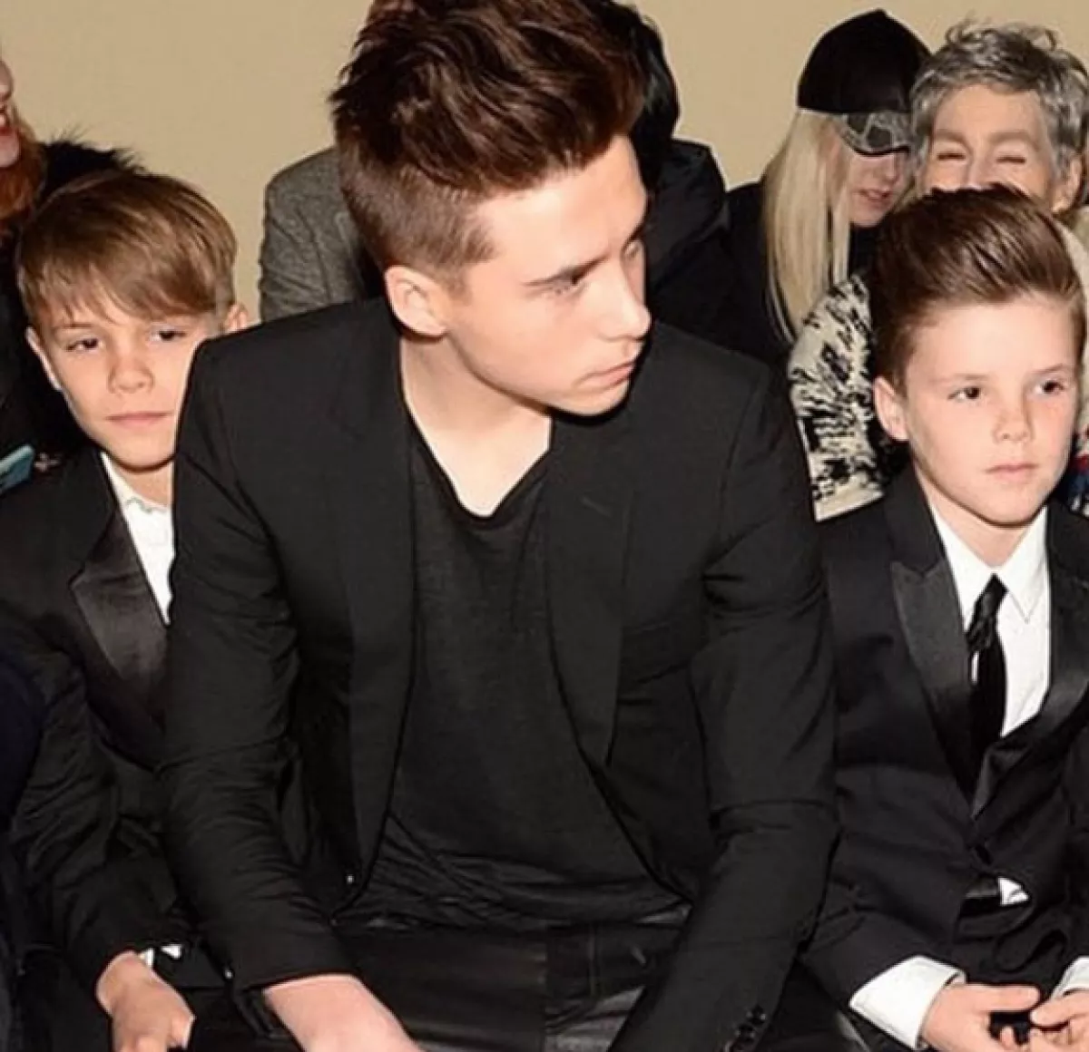 El mayor de los Beckham posó junto a sus hermanos.