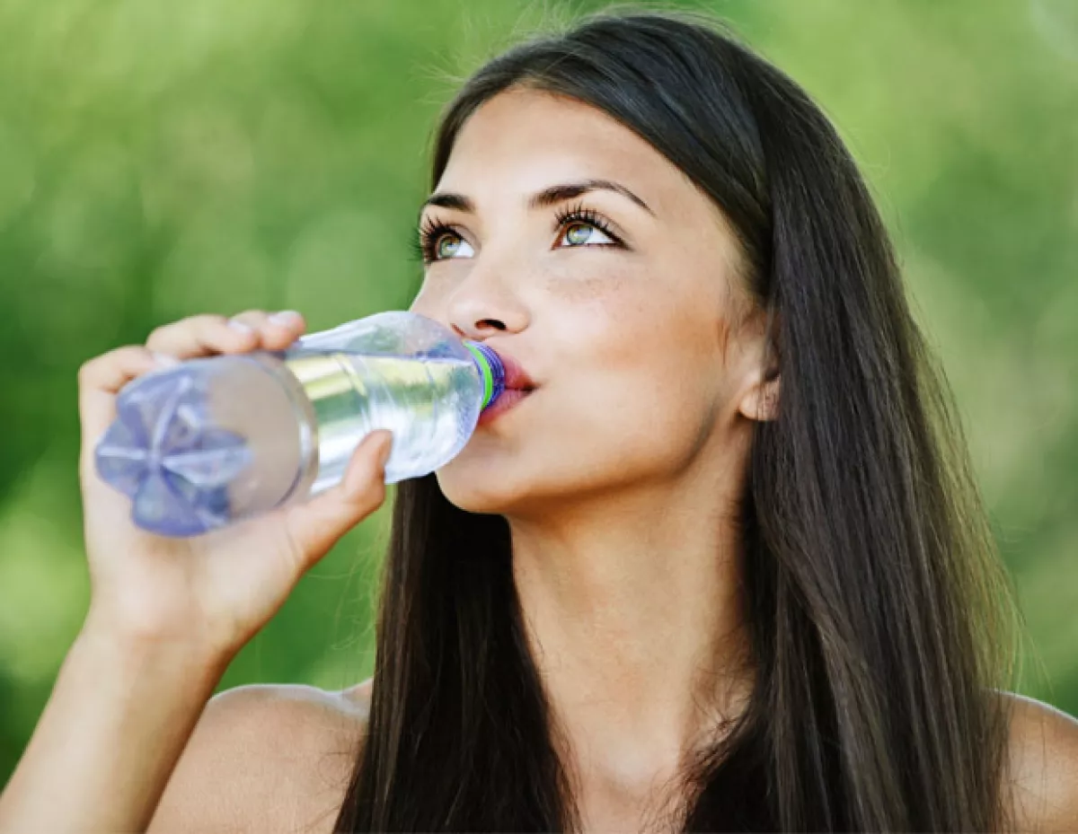 Hidrata la piel desde adentro tomando mínimo 2 litros de agua al día.