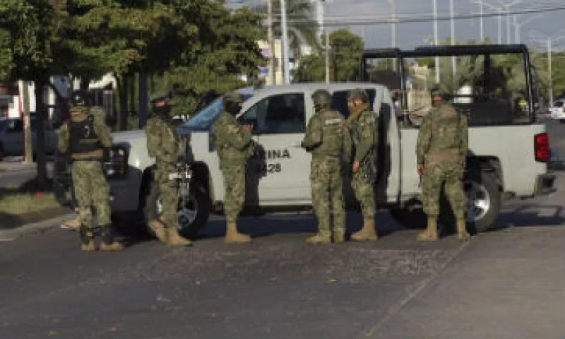Elementos federales vigilan las calles de Los Mochis, Sinaloa, como parte de un operativo de seguridad implementado en dicha entidad mexicana. (Foto: Cuartoscuro )