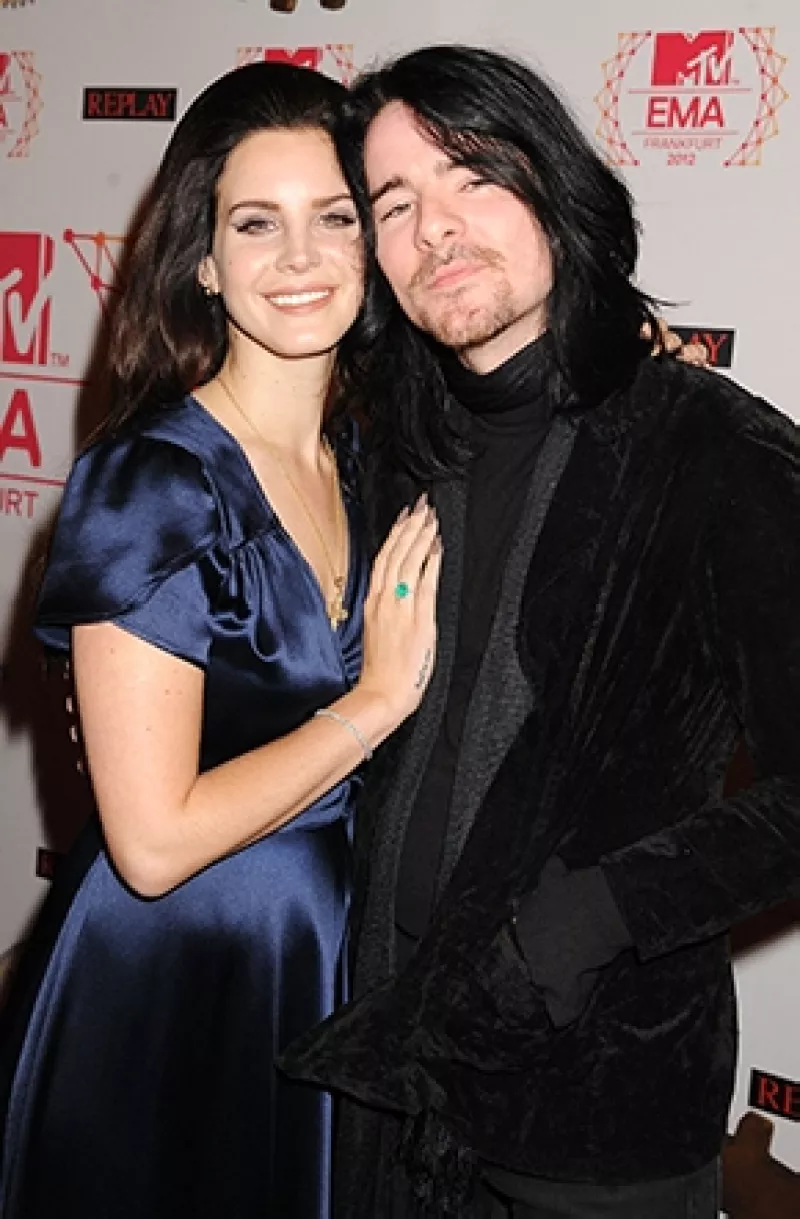 La neoyorquina y el también músico se unen a las filas de las parejas que no avisan a nadie las buenas noticias. De acuerdo con una fuente, están comprometidos desde el verano pasado.