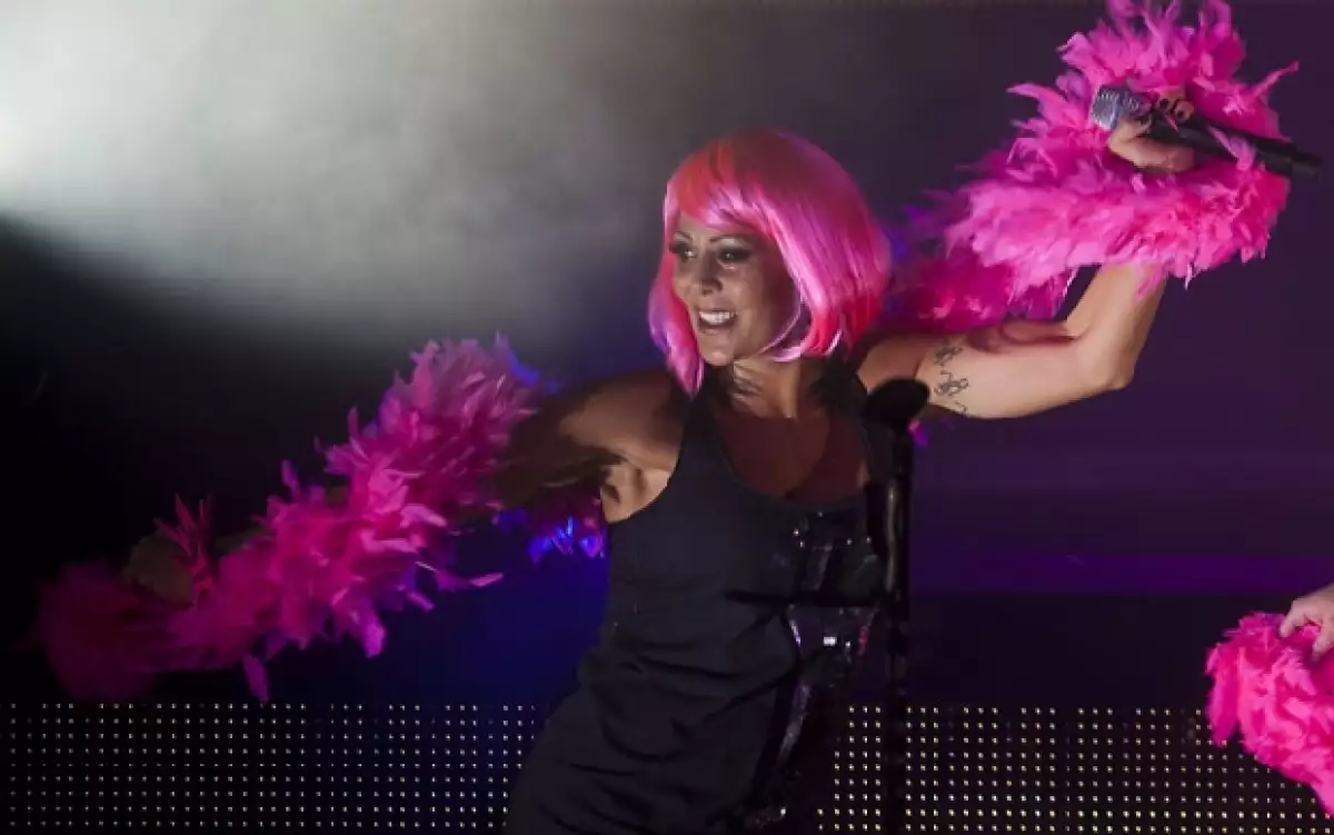 Durante el show, la cantante utilizó diferentes vestuarios, uno de ellos llevó peluca y una estola en color rosa.