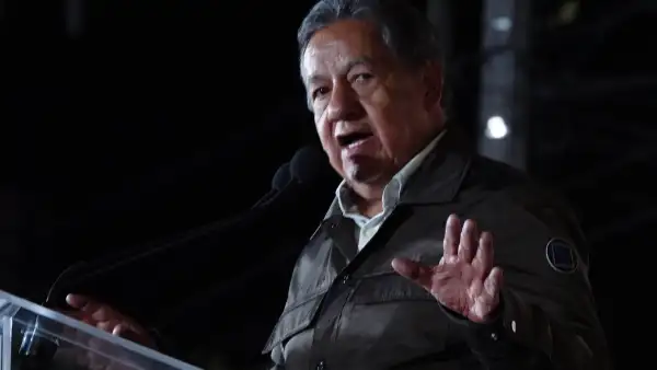 Higinio Martinez, propuesta de Morena para presidir el Senado, habla en mitin. 