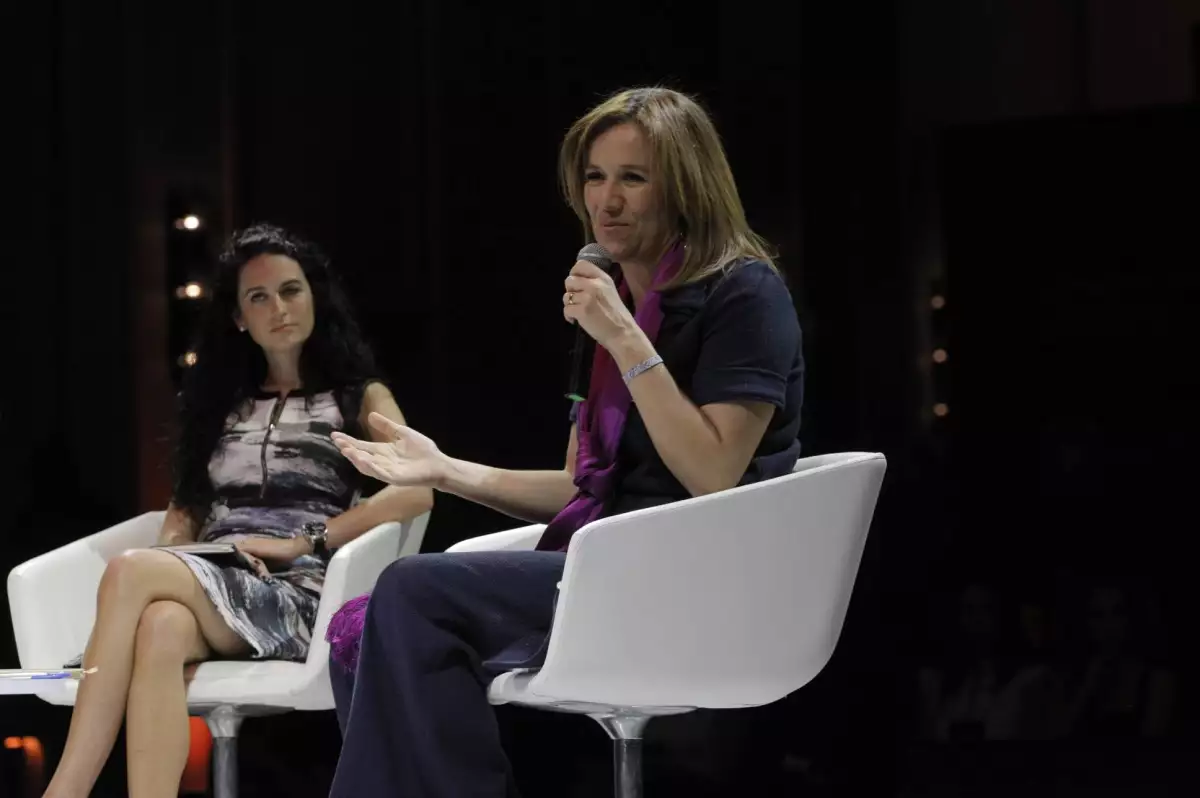 se refirió a la desigualdad que incluso existe en los libros de texto.