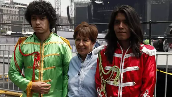 Algunos fans se disfrazaron como el ‘Cuarteto de Liverpool’ para ver el concierto de McCartney, que empezará a las 20:00 horas.