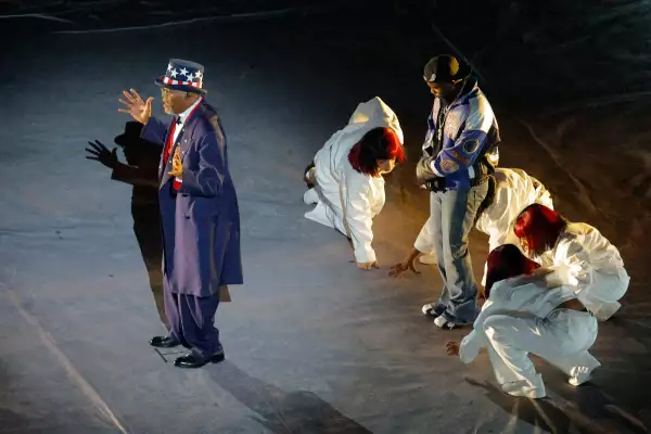 Foto de Samuel L. Jackson vestido como "Tío Sam", detrás de él, Kendrick Lamar.