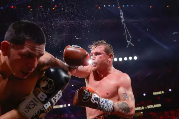 Foto del Canelo Álvarez golpeando a Edgar Berlanga durante el cuarto round de la pelea en la T-Mobile Arena de Las Vegas