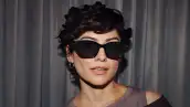 Modelo utilizando unos Meta Glasses capri, los dispositivos con cámara y funciones de IA de Meta.