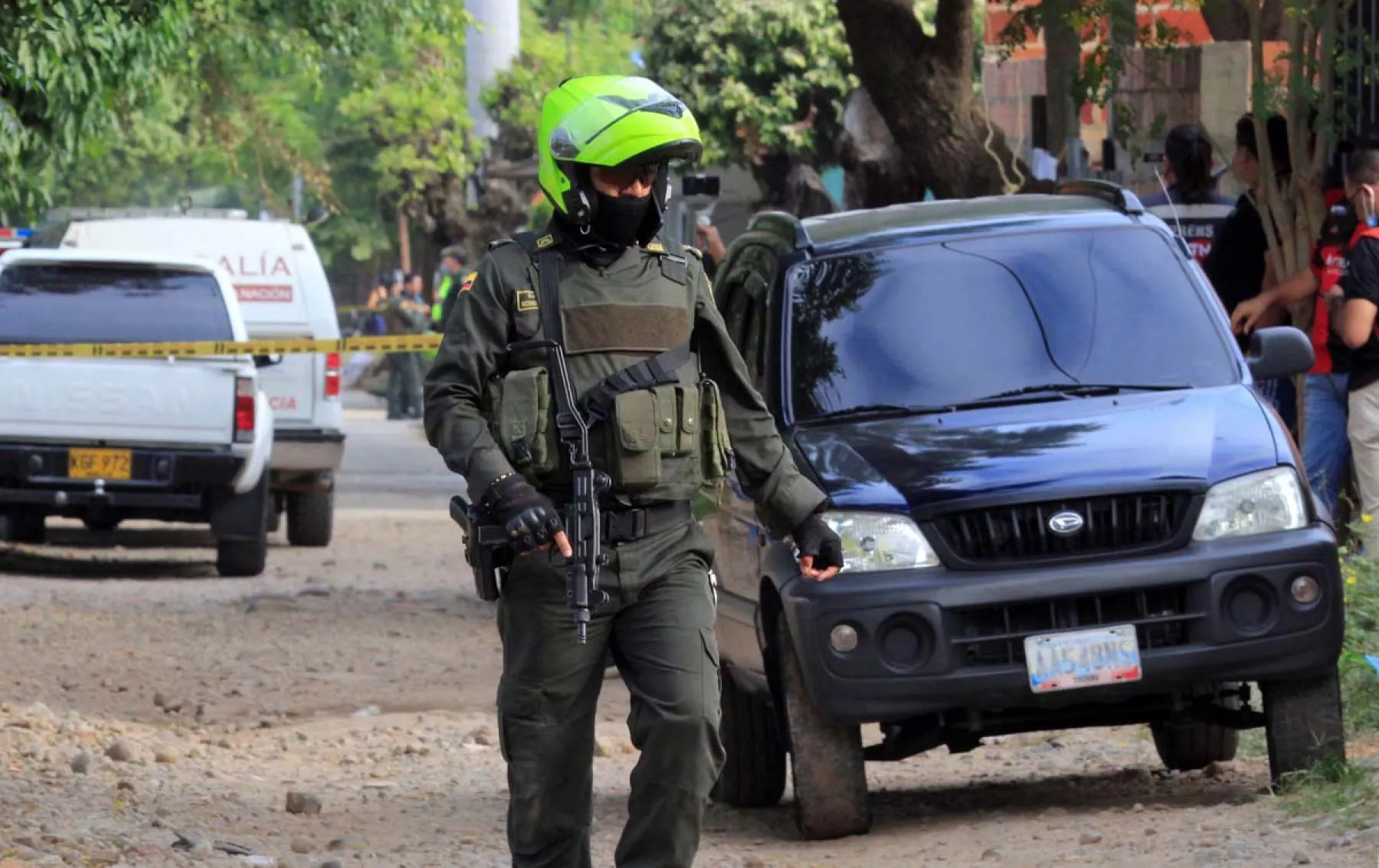 Un policía es visto cerca del aeropuerto Camilo Daza en Cúcuta, donde al menos dos policías y un atacante murieron por las explosiones en el aeropuerto. 