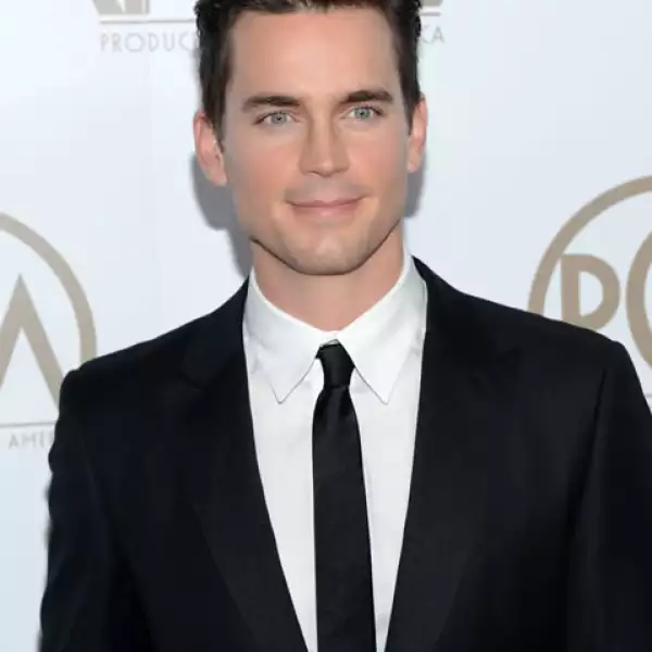 Trajes negros o azules son sus favoritos.