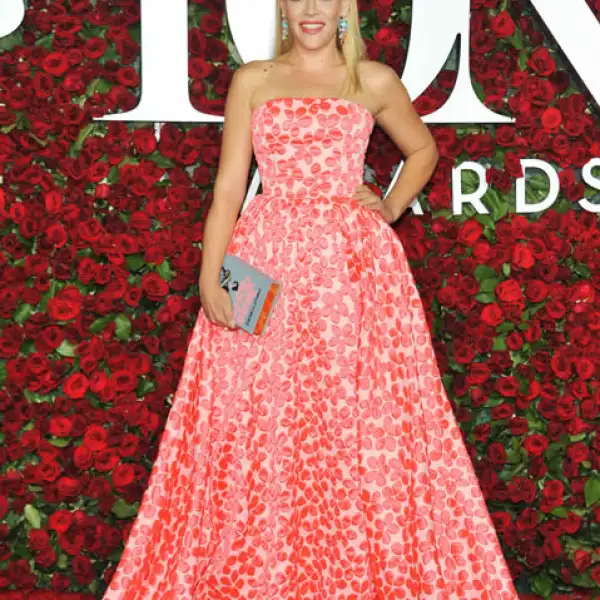 Busy Philipps usó un vestido strapless con acentos florales en color salmón.