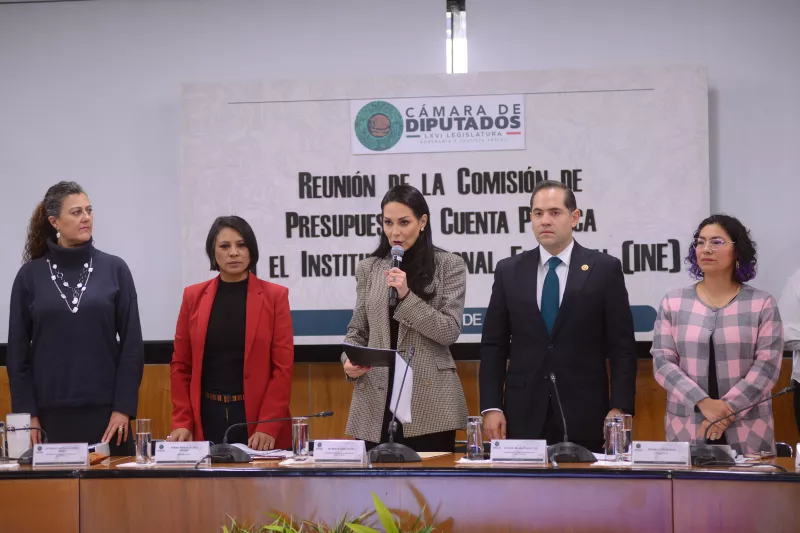 reunión de consejeras del INE con diputados