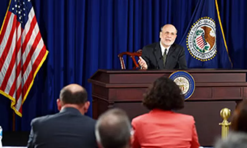 La Fed compra bonos por 85,000 mdd mensuales para alentar la recuperación económica. (Foto: Cortesía CNNMoney.com)