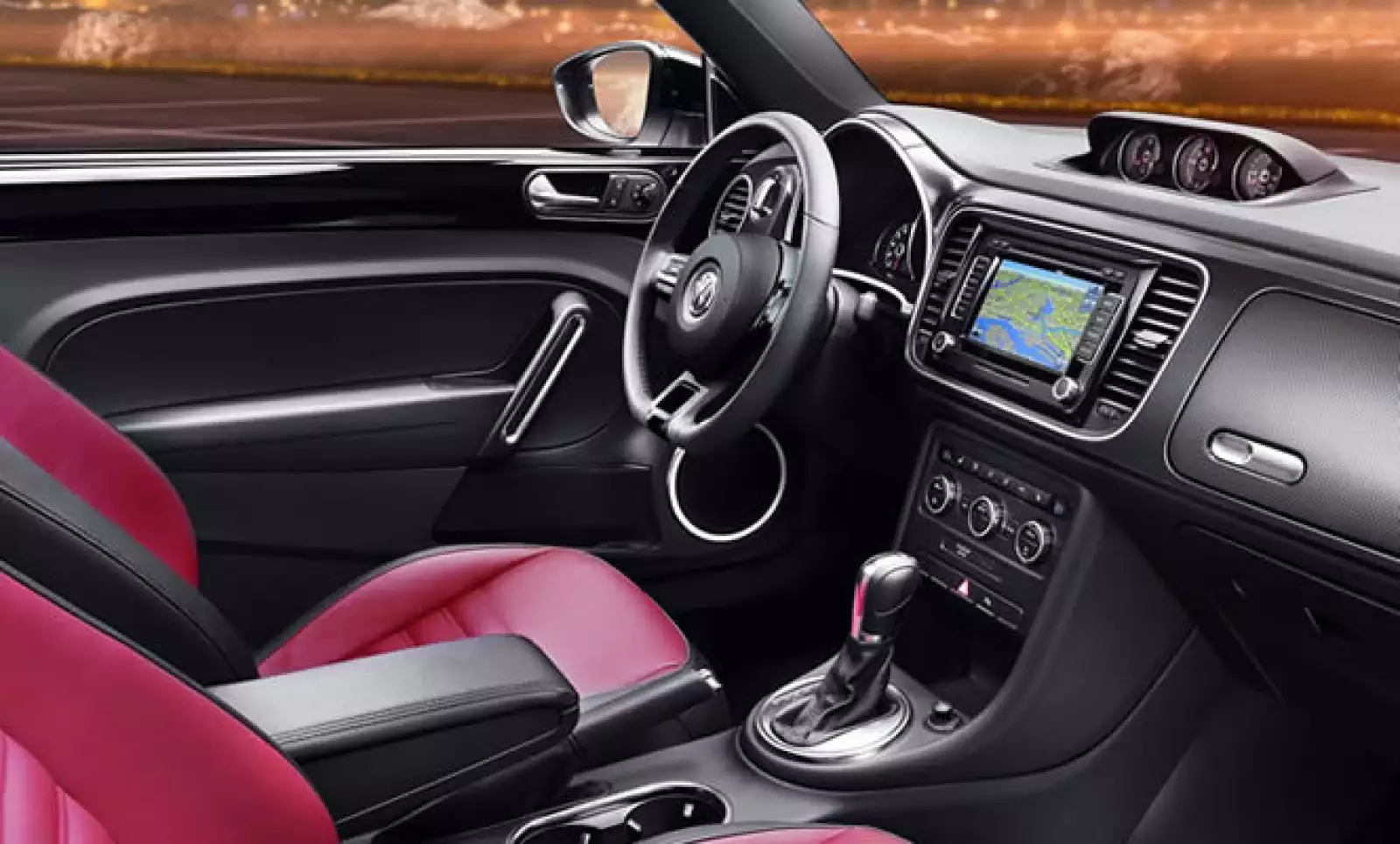 Su equipamiento es vasto: pantalla táctil con GPS, bluetooth, clima en cada uno de los asientos, cinco bocinas y disco duro para música, entre otras características.