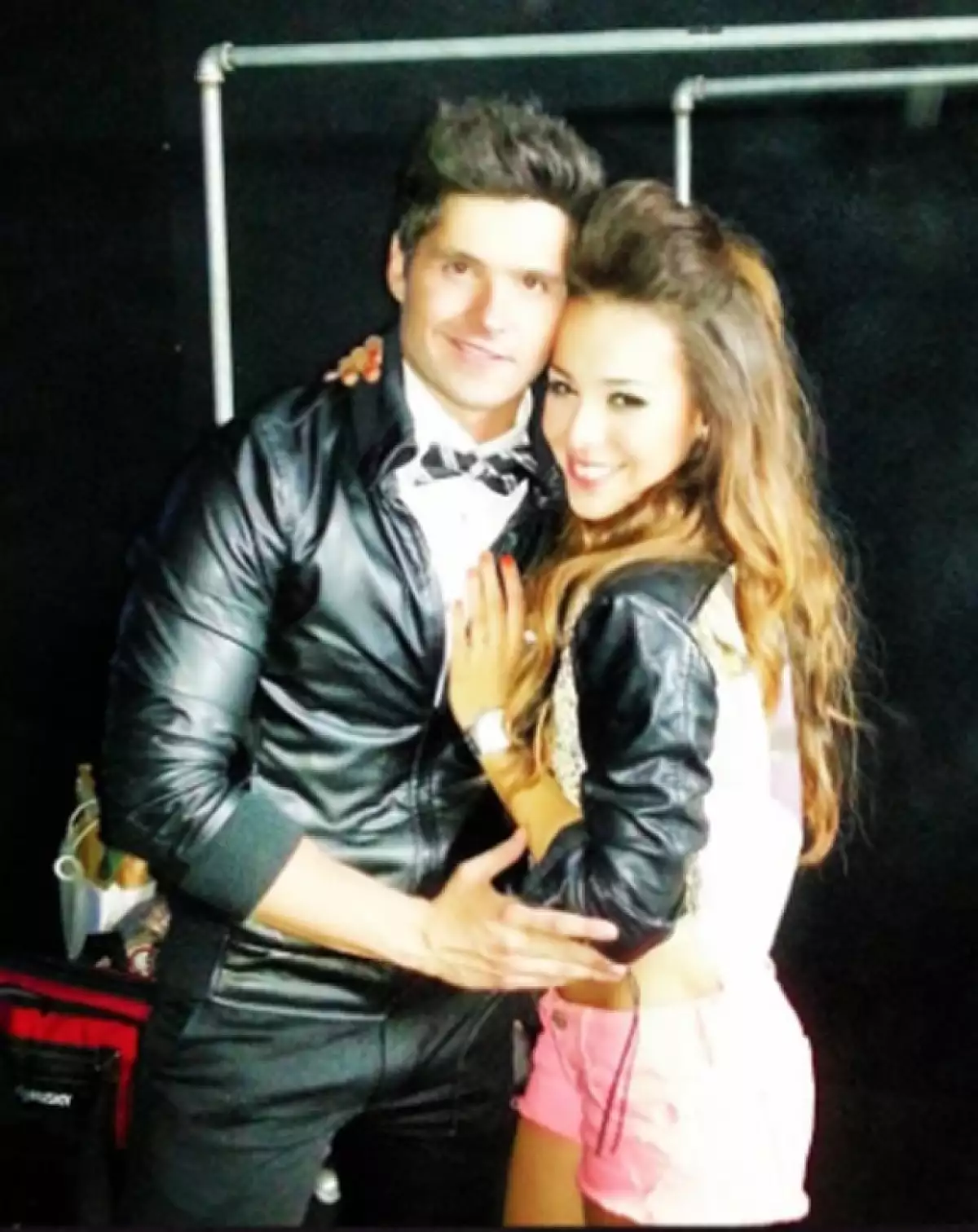 El actor, quien se prepara para ser el protagonista de la nueva versión de “Vaselina”, asegura que aunque se dice que anda con Danna Paola, esto no es verdad.