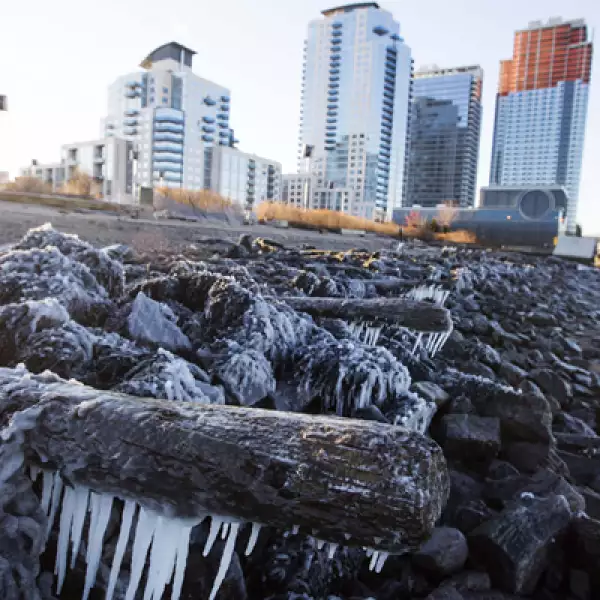 La orilla del East River se congeló  por las inusuales bajas temperaturas en Nueva York.
