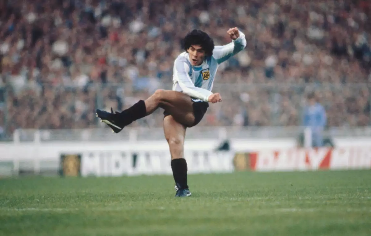 Foto de archivo de Diego Maradona pateando el balón en un juego amistoso en el estadio Wembley el 13 de mayo de 1980 en Londres, Inglaterra.