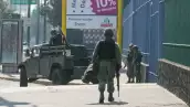 un militar camina por la calle