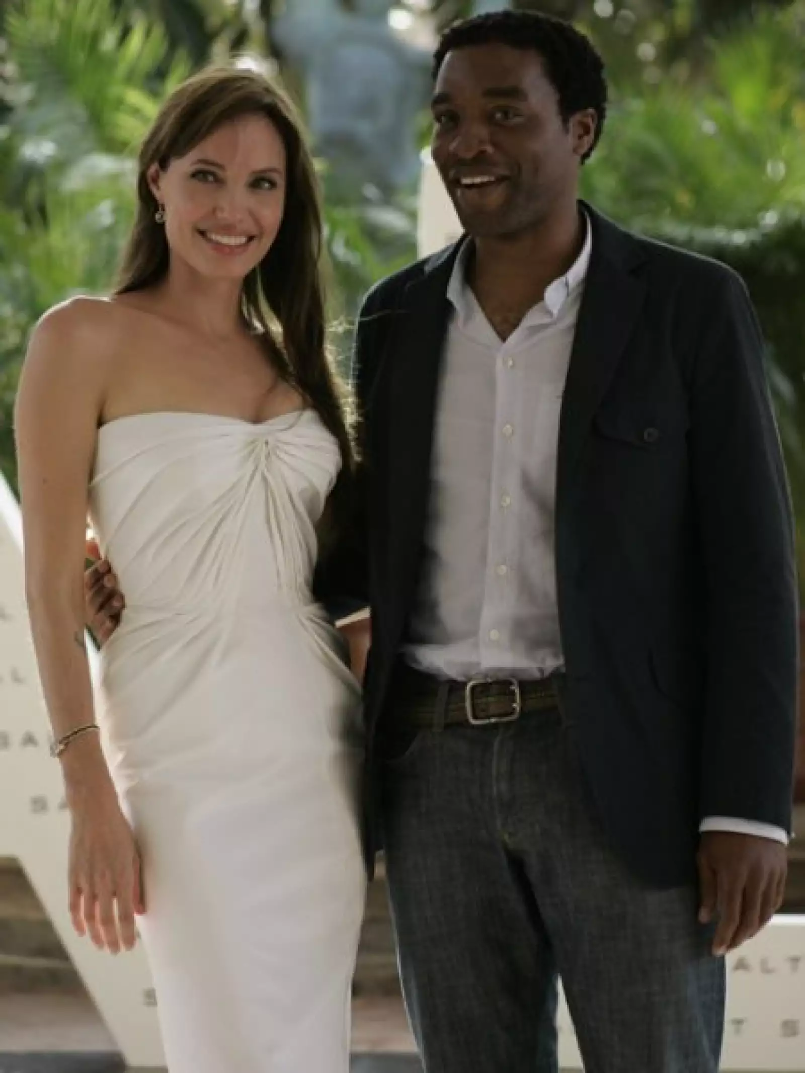 La actriz Angelina Jolie, posó junto al actor británico Chiwetel Ejiofor y al director de cine australiano Phillip Noyce.