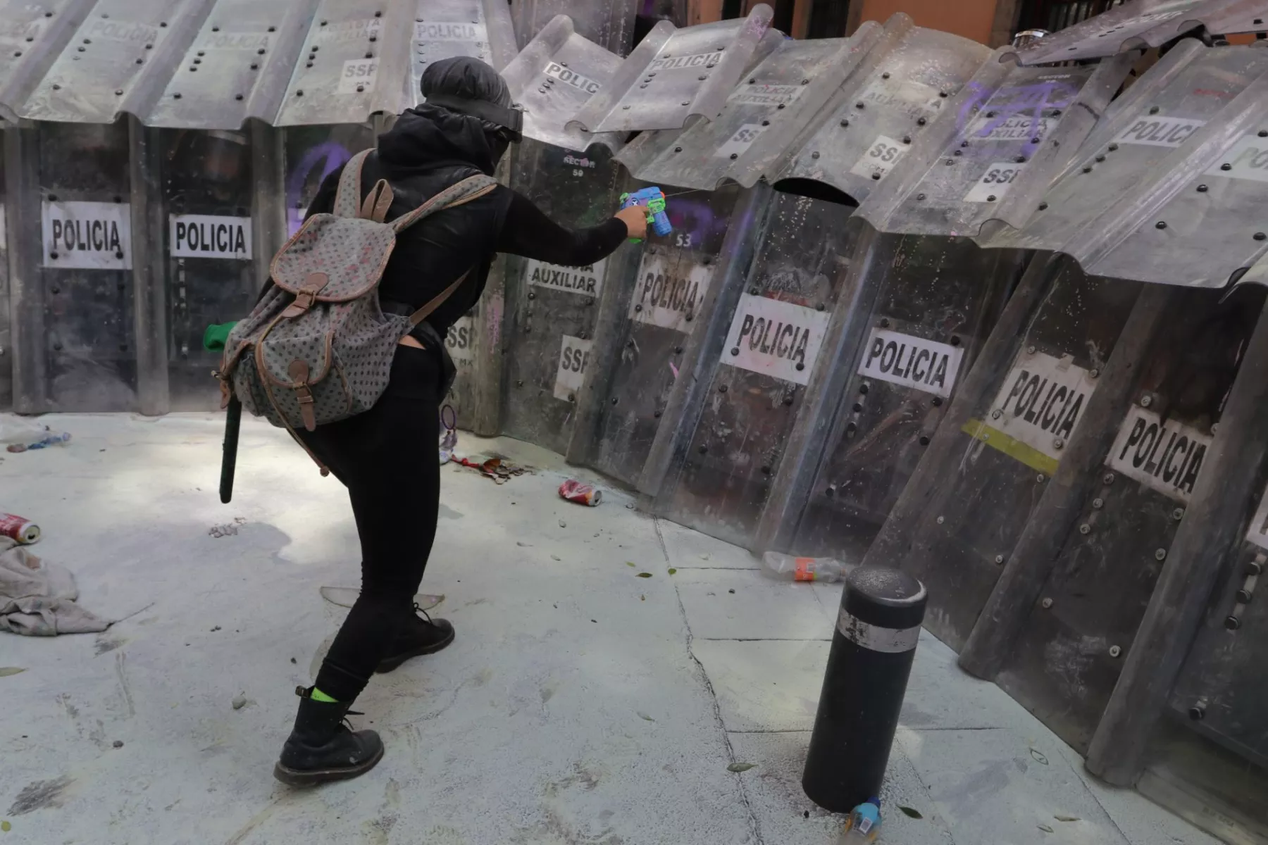 Mujeres de colectivas feministas exigieron el acceso para salir de un encapsulamiento por parte de elementos de la policía en calles del Centro Histórico en el Día de la Acción Global por un Aborto Legal y Seguro