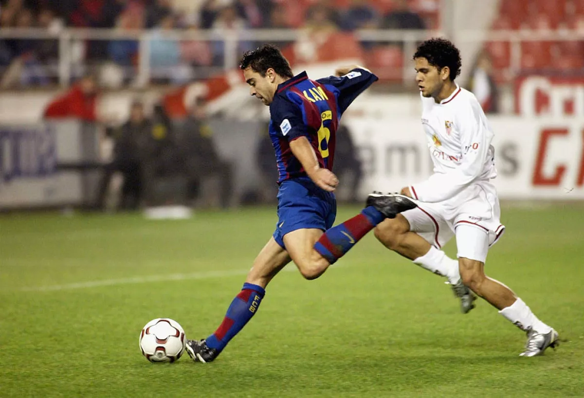 foto de archivo Xavi Hernandez de joven jugando para el Barcelona en un encuentro del Barca vs Sevilla en enero de 2004.