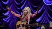 La cantante Dolly Parton durante una presentación musical. 