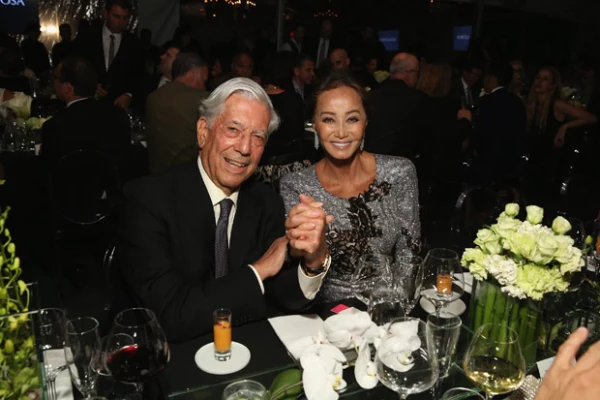 Mario e Isabel se dejaron ver de lo más románticos en un evento en Nueva York.