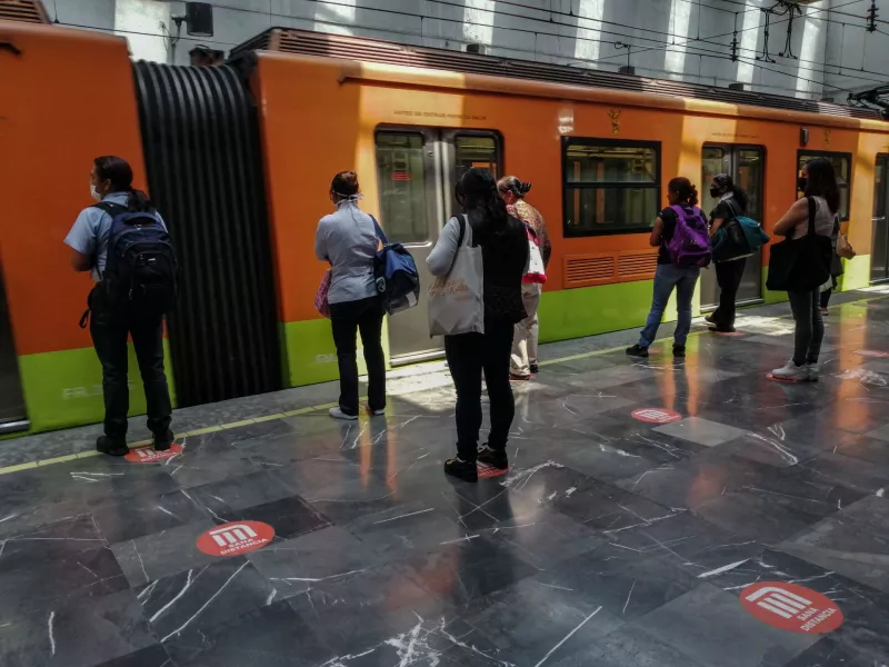 Miles de personas usan diariamente el transporte público Metro, con el anuncio del cambio de semaforo rojo a naranja se ha permitido un regreso a las actividades de manera más organizada