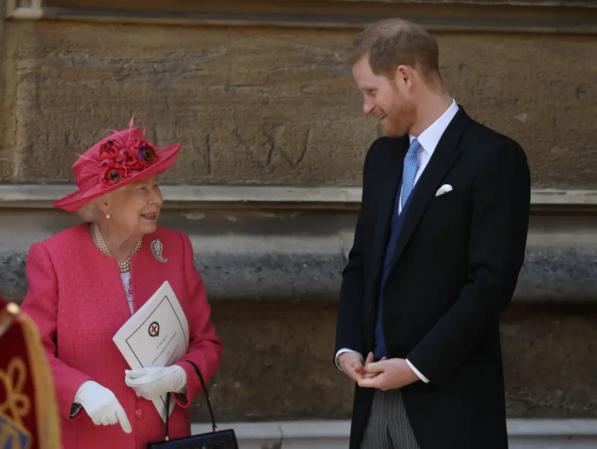 Reina Isabel II y el príncipe Harry