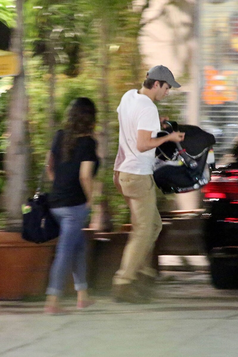 La pareja ocultó a su bebé a su salida del restaurante.