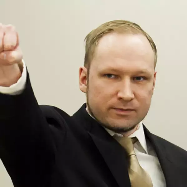 El noruego Anders Behring fue fotografiado el 16 de abril mientras hacía “un saludo derechista”, como él lo llamó, al llegar a un tribunal de Oslo para ser juzgado por masacrar a 77 personas en julio de 2011.
