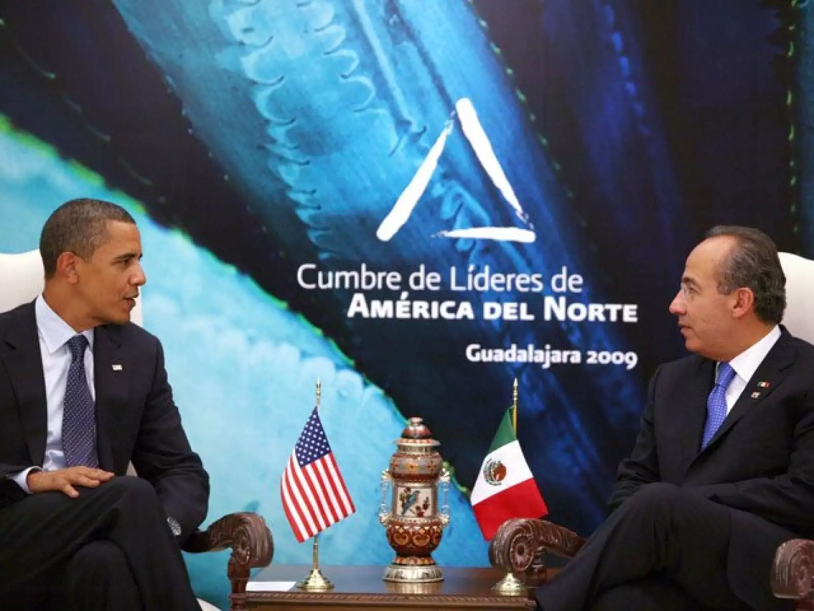 Los mandatarios de México, Felipe Calderón, y de Estados Unidos, Barack Obama, durante la reunión bilateral prevista como parte de la agenda de la Cumbre de Líderes de América del Norte.