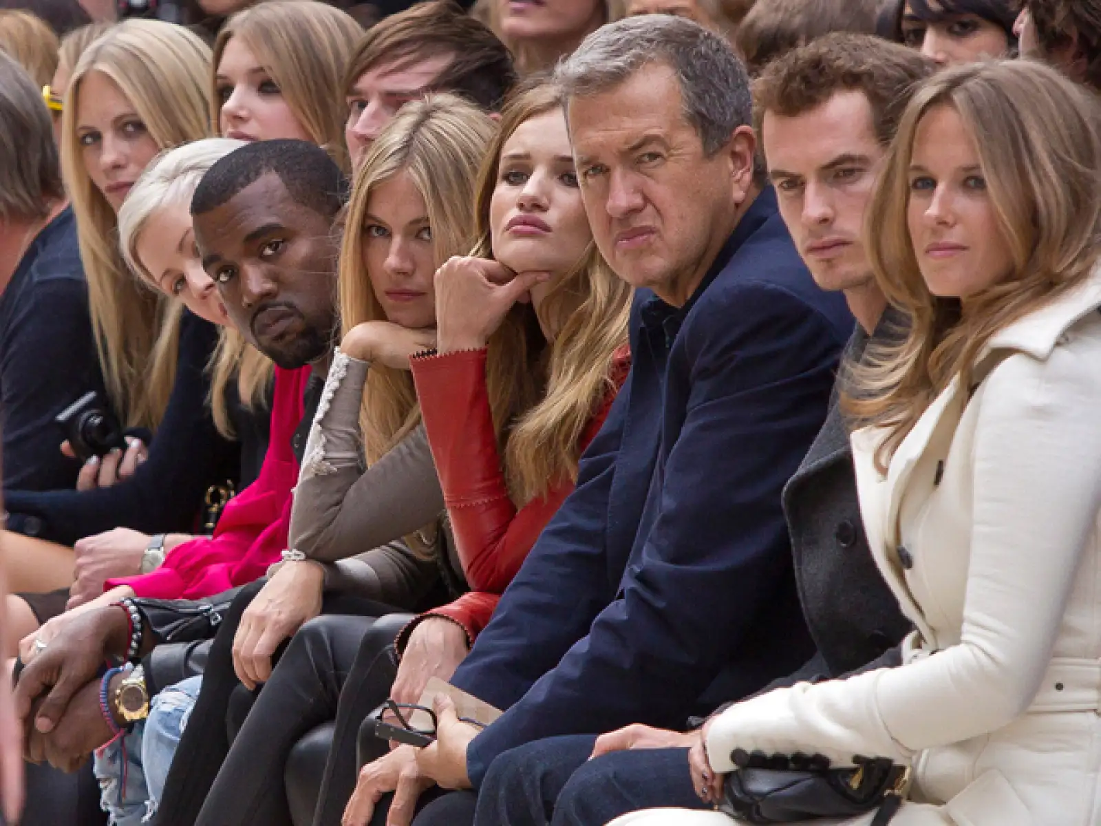 El fotográfo Mario Testino, Kanye West, Sienna Miller y Rosie Huntington fueron invitados de honor en la presentación de la temporada Primavera-Verano 2012 de la casa Burberry.