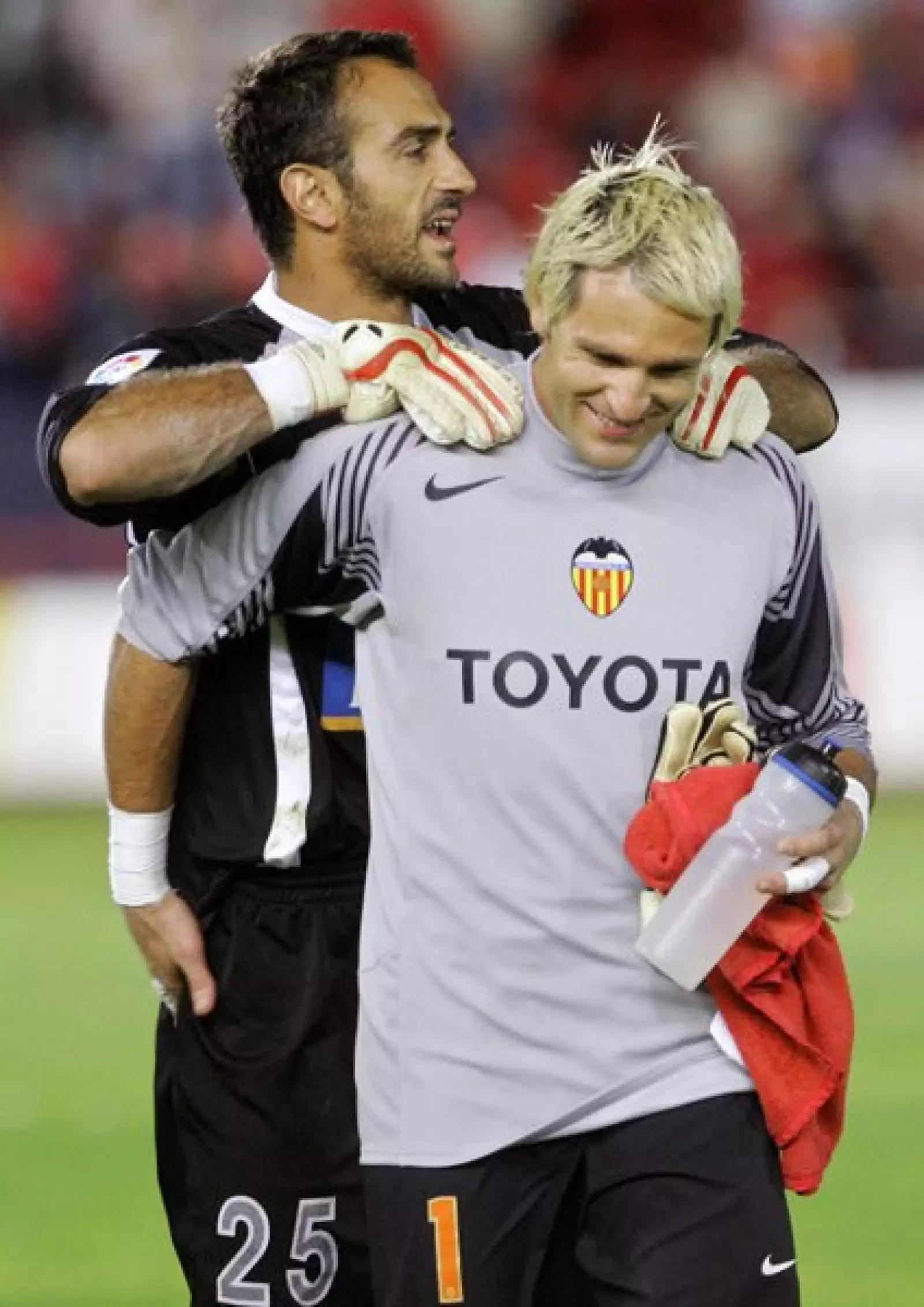 Santiago Cañizares, quien fue portero del Celta de Vigo, Real Madrid y Valencia CF, entre otros equipos, además de la Selección española, siempre llevaba una toalla roja que dejaba detrás de la portería.