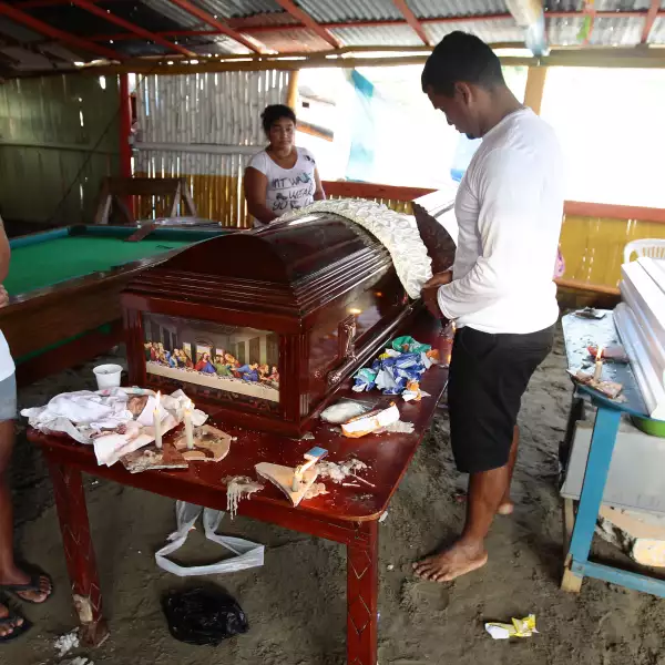 Pobladores de La Chorrera lloran a sus difuntos, un día después de haber recuperado sus cuerpos.