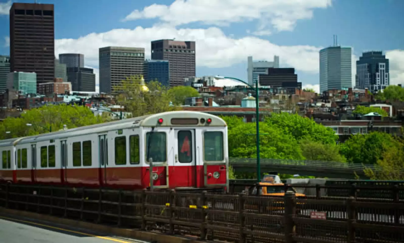 El primer Metro en Estados Unidos cuenta actualmente con cinco líneas; el boleto cuesta 2 dólares.