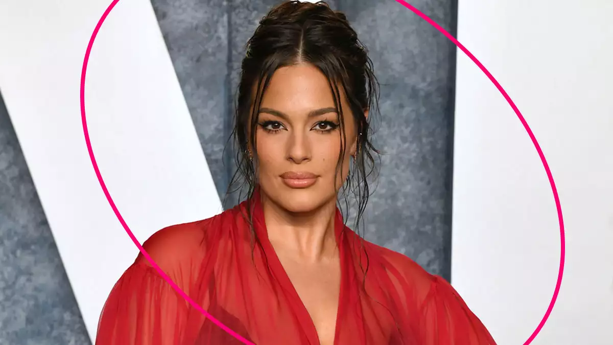 Ashley Graham responde a su incómoda entrevista con Hugh Grant con una contundente frase.