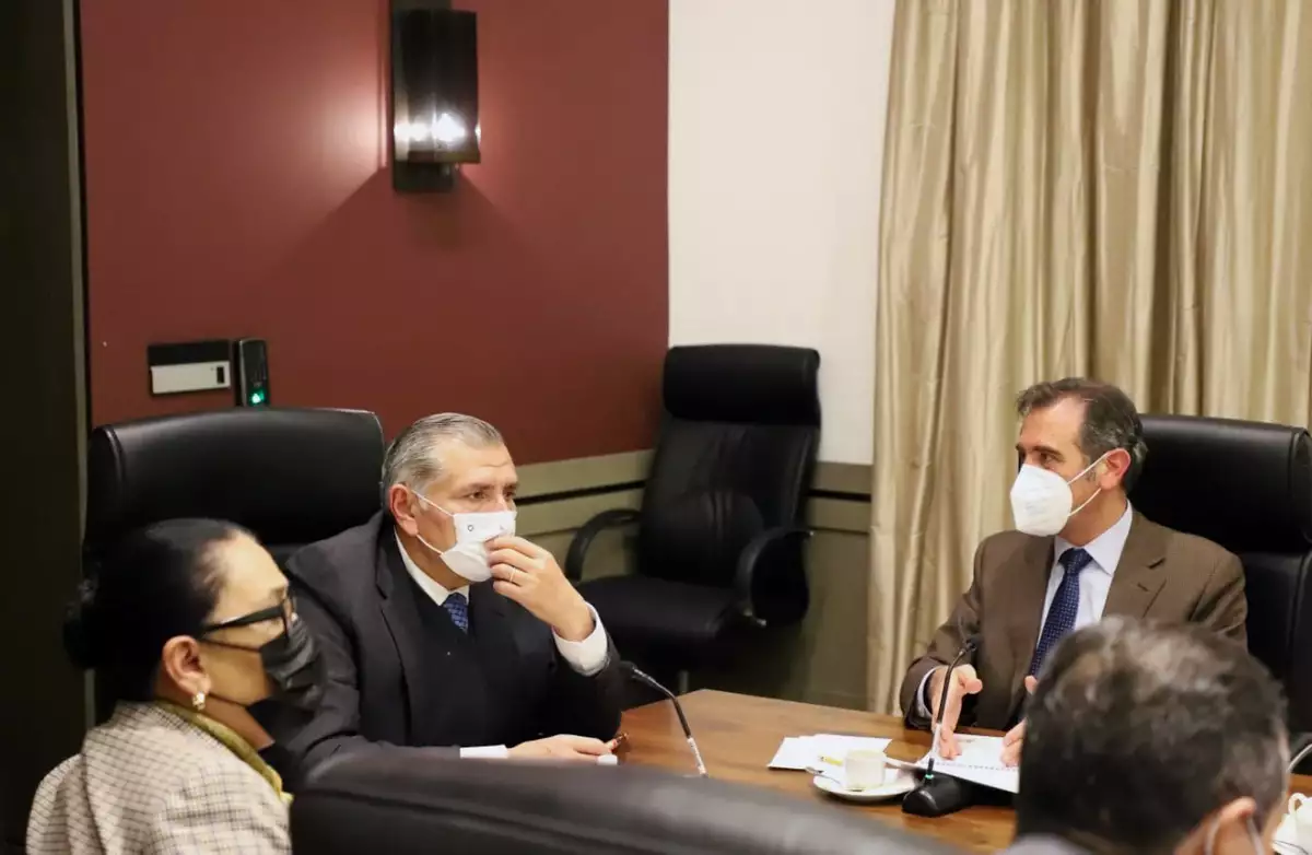 (Lorenzo Córdova, Rosa Icela Rodríguez y Adán Augusto López, durante una reunión para abordar la agenda electoral 2022)