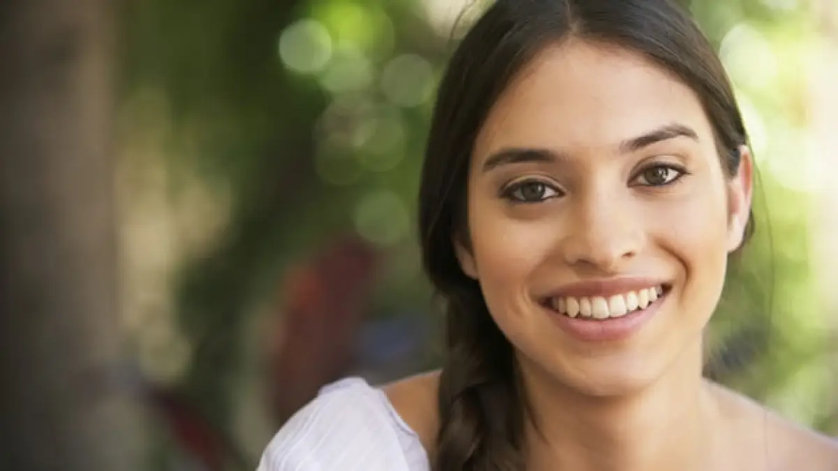 rostro de una mujer, una mujer joven sonrie
