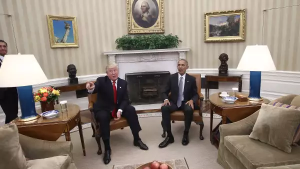 El presidente electo Donald Trump (L) habla después de una reunión con el presidente de los Estados Unidos Barack Obama (R) en la Oficina Oval el 10 de noviembre de 2016 en Washington, DC. Trump está programado para reunirse con miembros del liderazgo republicano en el Congreso más tarde hoy en Capitol Hill.