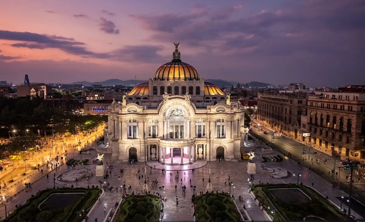 Vista panorámica del Palacio de Bellas Artes, uno de los lugares para visitar en Ciudad de México.