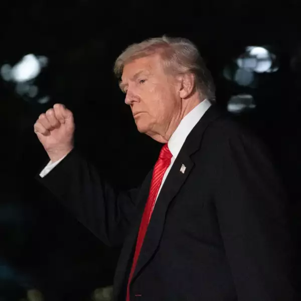 El presidente de los Estados Unidos, Donald Trump, hace un gesto mientras camina por el South Lawn al llegar a la Casa Blanca en Washington, DC, el 2 de noviembre de 2025. Trump está regresando a la Casa Blanca desde su residencia en Mar-a-Lago, Florida, donde pasó el fin de semana.