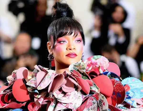Met Gala sombra roja