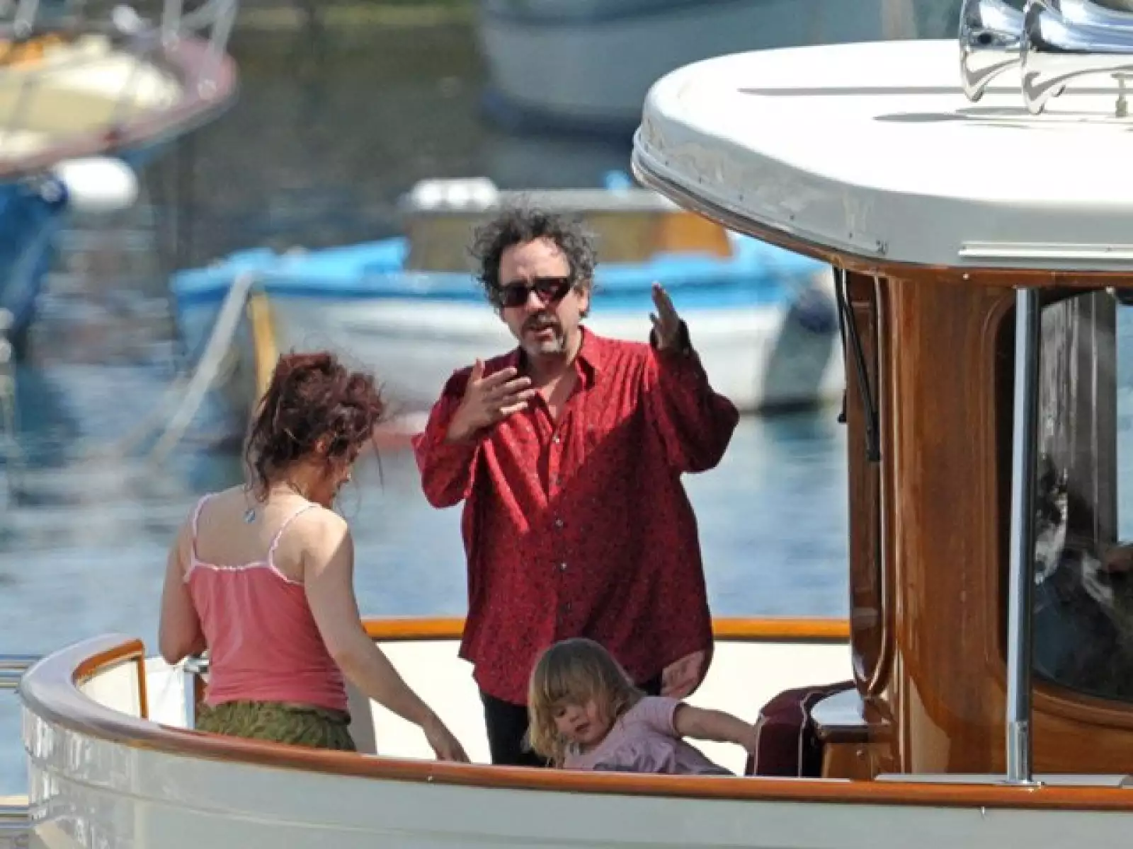 Tim Burton, Helena Bonham Carter y sus hijos se tomaron unas vacaciones en Italia y pasearon en yate