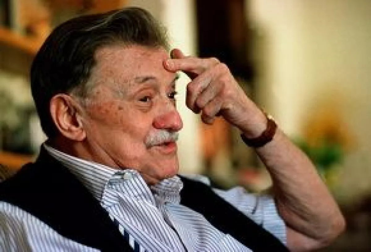 El escritor uruguayo fue ingresado a un hospital privado por causas no especificadas en lo inmediato, se informó el lunes.