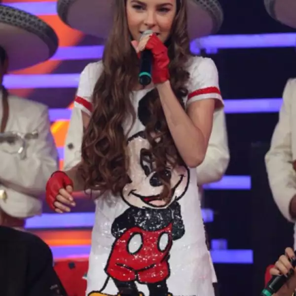 Sal de mi piel fue escrita y musicalizada por la cantante. En ella crea un juego de palabras: Y no puedo olvidarte. Sacarte de mí. Respiro no puedo. Me ahoga mirarte, pensarte.