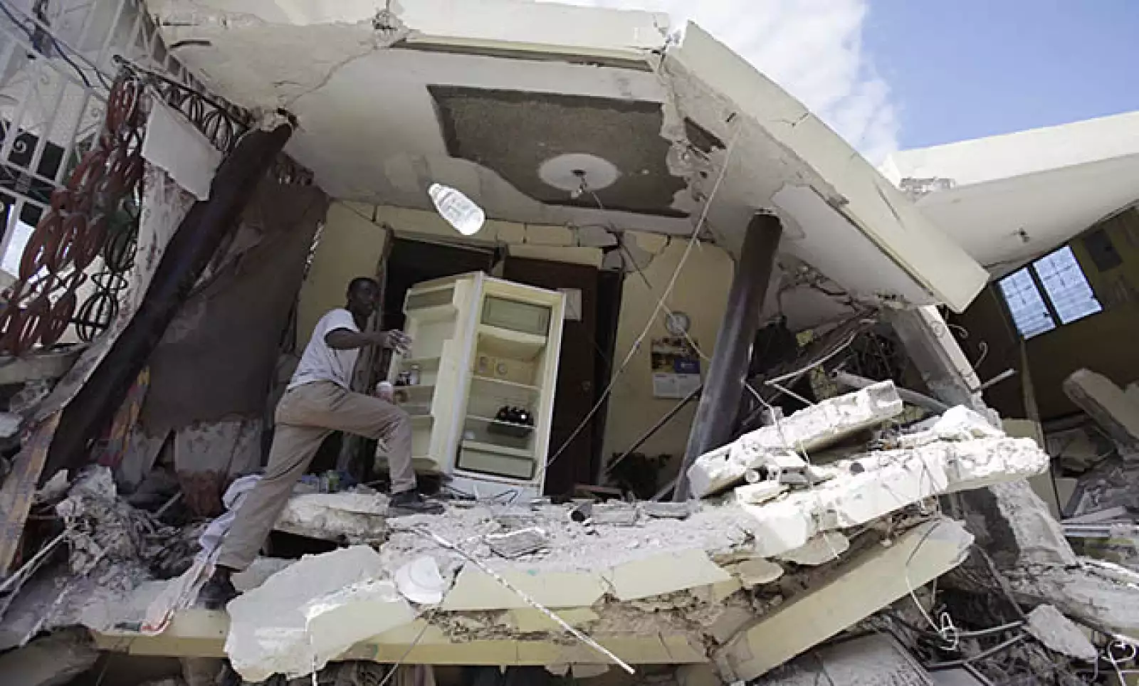 Tras el desastre natural, miles de construcciones se derrumbaron ante el movimiento telúrico, el mismo que ha dejado más de 50,000 muertos.